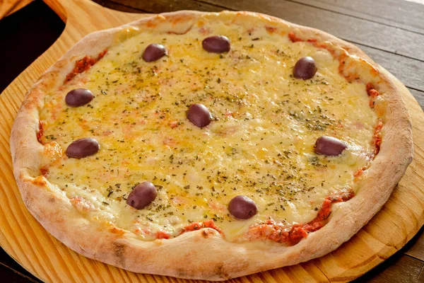 Pizza Pizza Keju Dengan Zaitun Sekop Kayu Close — Stok Foto