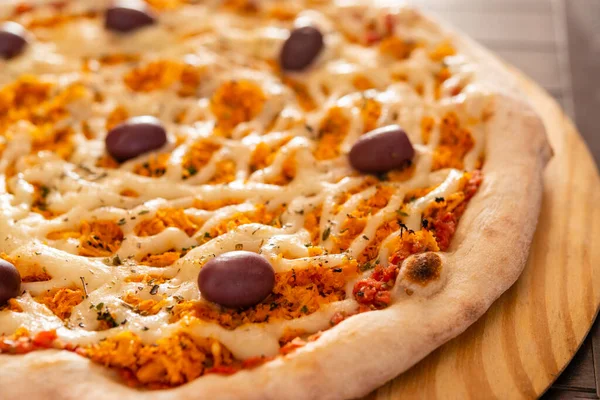 Pizza Pizza Frango Com Queijo Azeitonas Madeira Close — Fotografia de Stock