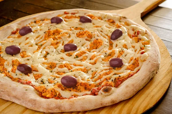 Pizza Pizza Frango Com Queijo Azeitonas Madeira Close — Fotografia de Stock
