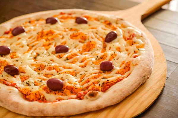 Pizza Ayam Pizza Dengan Catupiry Keju Dan Zaitun Sekop Kayu — Stok Foto