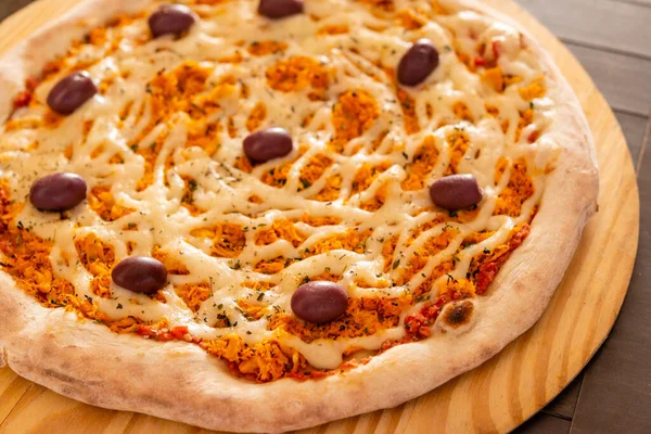 Pizza Pizza Frango Com Queijo Azeitonas Madeira Close — Fotografia de Stock