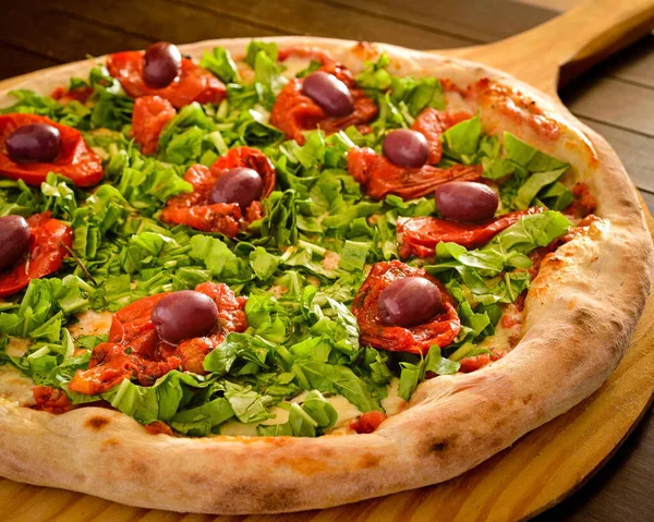 Pizza Arugula Pizza Dengan Tomat Kering Matahari Dan Zaitun Kayu — Stok Foto