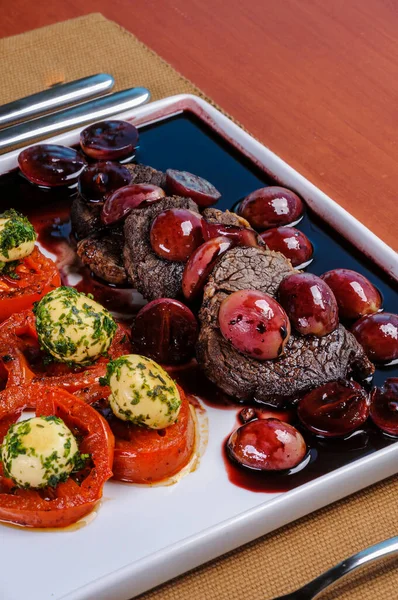 Filet Mignon Met Druivensaus Vergezeld Van Kampioenen Tomaten Geserveerd Aan — Stockfoto