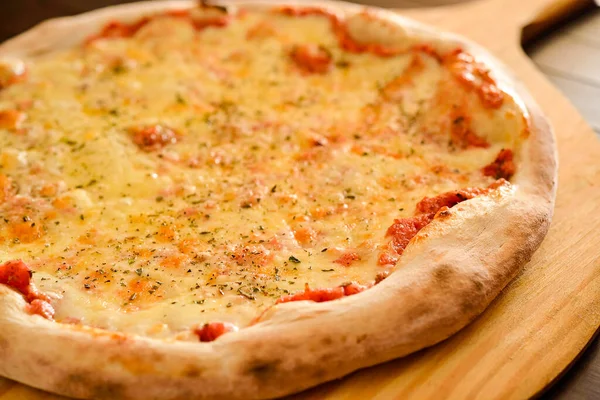 Pizza Queijo Madeira Close — Fotografia de Stock