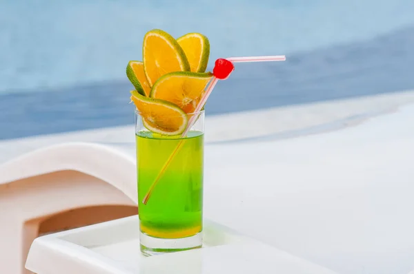 Grüner Drink Mit Orangen Und Kirschen Pool Mit Verschwommenem Hintergrund — Stockfoto