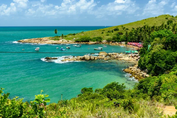 Calhetas Sahili, Recife yakınlarındaki Cabo de Santo Agostinho, Pernambuco, Brezilya 13 Şubat 2022. Kayaları ve tekneleri gösteren güneşli bir gün.