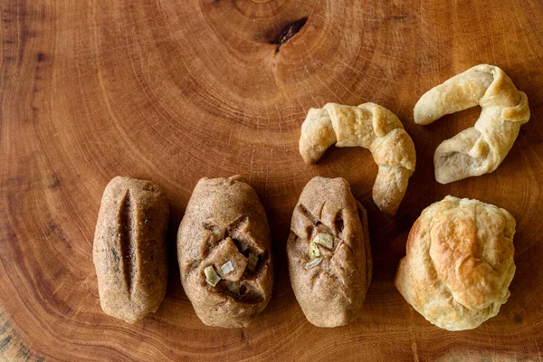 Buatan Sendiri Roti Groemeal Brasil Dengan Latar Belakang Kayu — Stok Foto