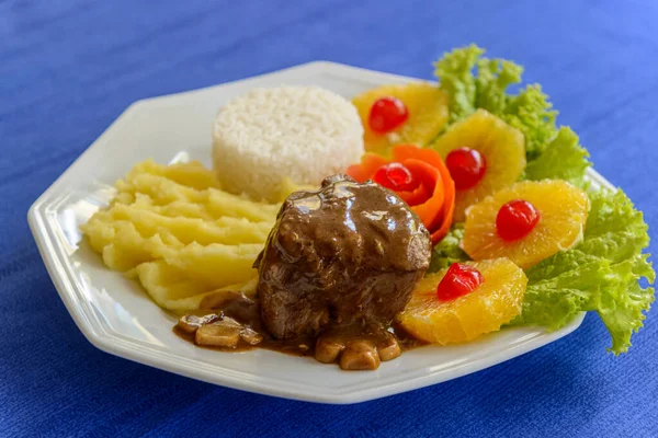 Bestand Mignon Madeira Saus Met Rijst Aardappelpuree Sinaasappel Salade Gezond — Stockfoto