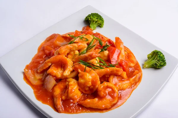 Krewetki Sosie Pomidorowym Białym Kwadratowym Talerzu Zbliżenie Żywność Chińska — Zdjęcie stockowe