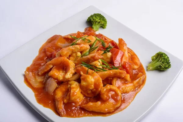 Beyaz kare tabakta domates soslu karides. - Yakın çekim. Çin yemeği..