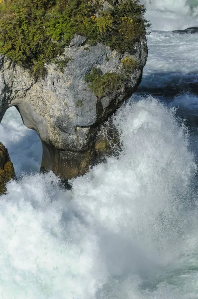 Rhine Falls veya Rheinfall, 21 Ekim 2012 'de İsviçre' nin Schaffhausen kentinde kurulmuş en büyük şelaledir..