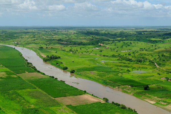 Agriculture advances and clears the riparian forest of the Paraiba River in Sobrado, Paraiba, Brazil on July 2, 2008. Aerial view. — Stock Image Agriculture Advances Clears Riparian Forest Paraiba River Sobrado Paraiba Brazil Stock Image