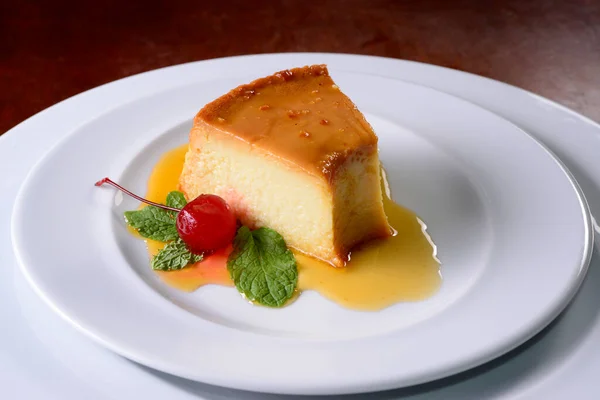 Milchpudding Mit Kirsch Und Minzblättern Auf Weißem Teller Brasilianisches Dessert Stockbild