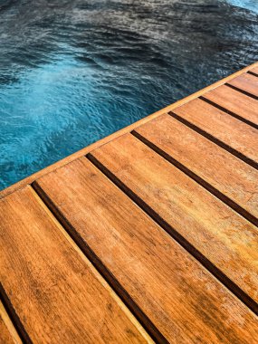 Havuzun yanındaki ahşap güverte, arka plan için yakın plan..