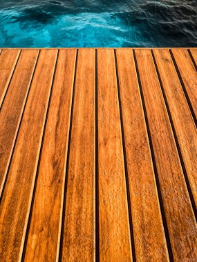 Havuzun yanındaki ahşap güverte, arka plan için yakın plan..