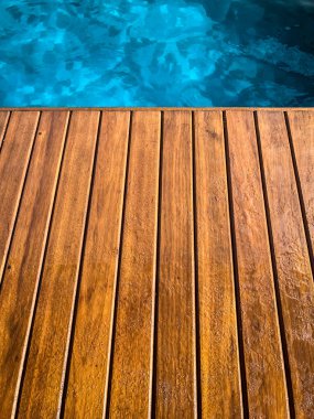 Havuzun yanındaki ahşap güverte, arka plan için yakın plan..