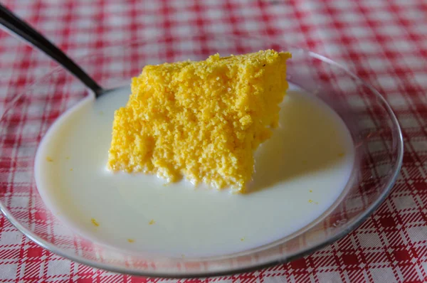 Jagung Couscous Dengan Susu Atas Meja Dengan Taplak Meja Merah — Stok Foto