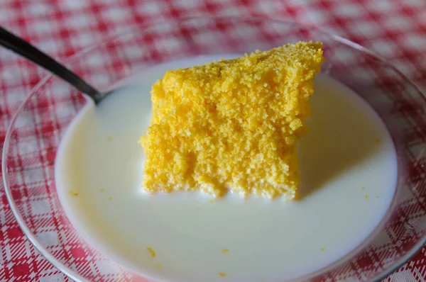 Couscous Maíz Con Leche Sobre Mesa Con Mantel Rojo Blanco — Foto de Stock