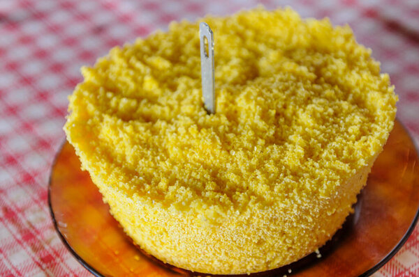 Corn couscous on table with red and white tablecloth. Popular dish from the northeast region of Brazil, widely consumed for breakfast. — Stock Image Corn Couscous Table Red White Tablecloth Popular Dish Northeast Region Stock Picture