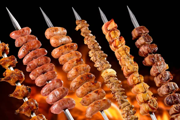 Braziliaanse Barbecue Spiesjes Kippendijen Worst Van Rundvlees Kippenworst Kippenhart Kip Rechtenvrije Stockafbeeldingen