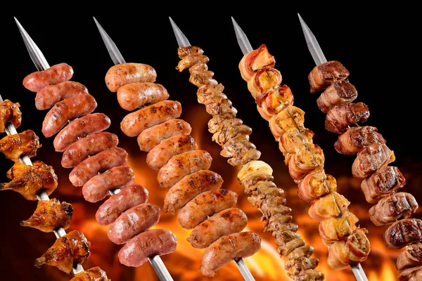 Brasilianische Grillspieße Hühnerkeulen Rinderwurst Hühnerwurst Hühnerherz Hühner Und Rindfleisch Mit lizenzfreie Stockbilder