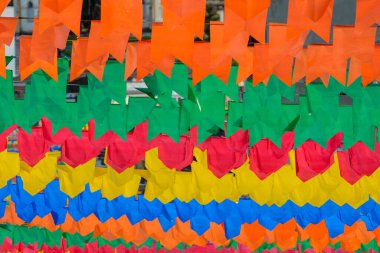 Saint John parti renkli bayraklar. Brezilya 'nın kuzeydoğu bölgesinde Haziran ayında düzenlenen geleneksel şenlikler.