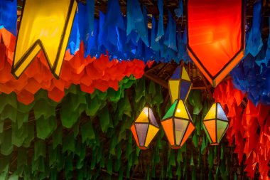 Haziran ayında Brezilya 'nın kuzeydoğusundaki Saint John partisi için renkli bayraklar ve dekoratif balonlar