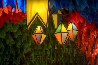 Haziran ayında Brezilya 'nın kuzeydoğusundaki Saint John partisi için renkli bayraklar ve dekoratif balonlar