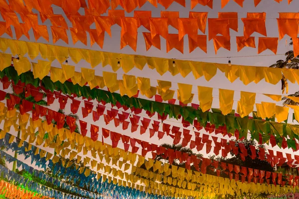 Saint John parti renkli bayraklar. Brezilya 'nın kuzeydoğu bölgesinde Haziran ayında düzenlenen geleneksel şenlikler.
