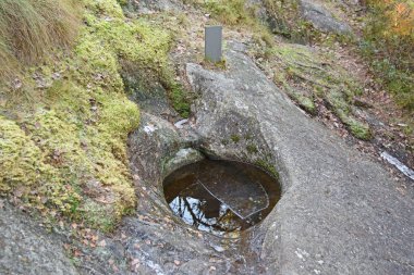 Devin kazanı olarak da bilinen su ısıtıcısı, tipik olarak büyük ve silindirik bir çukur olup, bir buzulun altında bulunan katı kayaya delinir..