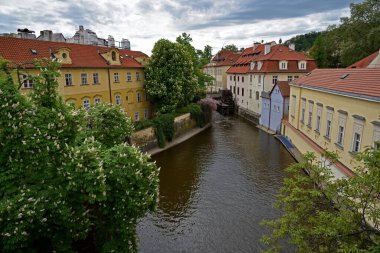 Prag 'daki Chertovka nehrinin manzarası.