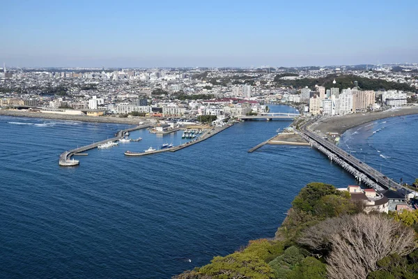 Japonya 'daki Enoshima Adası' ndan Fujisawa deniz kenti manzarası.