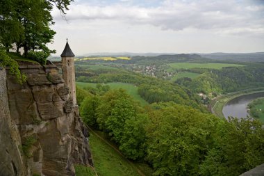 Knigstein kalesinin duvarından Elbe Nehri Vadisi 'ne bak..