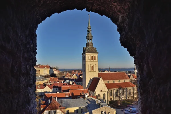 Ortaçağ kulesinin penceresinden Tallinn 'in tarihi merkezinin görüntüsü.