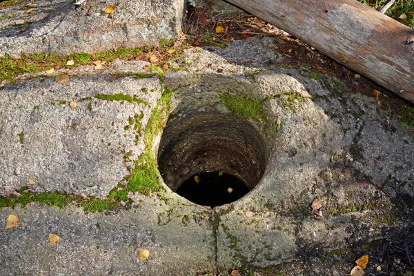 Dev kazanı ya da buzul çukuru olarak da bilinen su ısıtıcısı, tipik olarak büyük ve silindirik bir çukurdur..