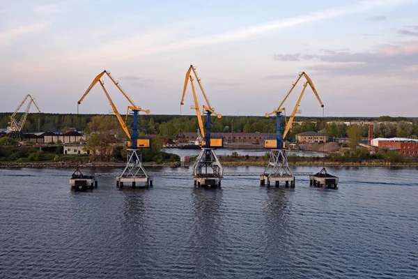 Daugava Nehri 'nden Riga şehrinin limanına bak..