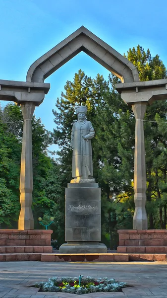 Статуя kurmanjan datka — стокове фото