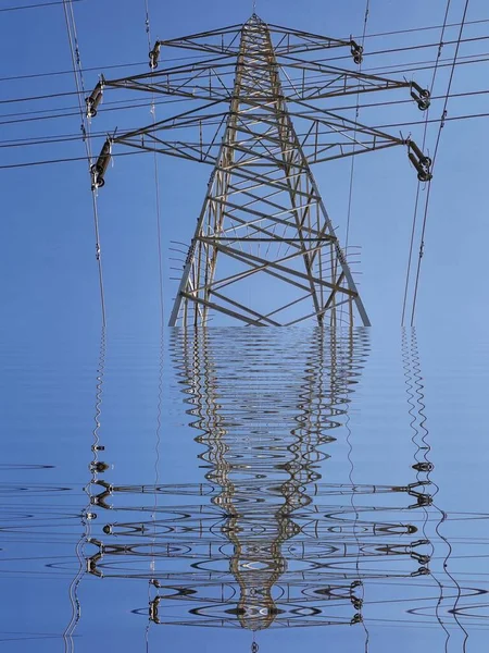 青い空に対する電気パイロンのデザインに触発され創造された水の反射デザインのパターンとリップル効果 — ストック写真