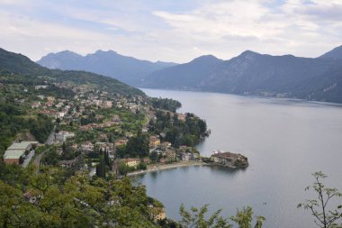 Dağ Gölü Panoraması. Çevresi sedir ormanlarıyla kaplı yeşil tepelerle çevrili.