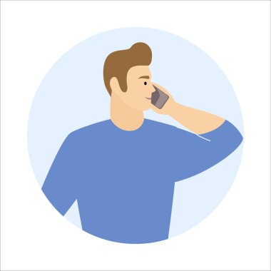 Beyaz adam yardım masası veya kullanıcı destek operatörü olarak çalışan bir cep telefonunu arıyor