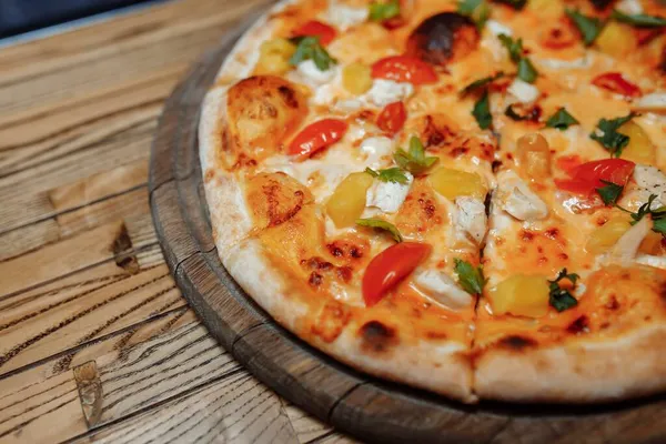 Tahta masa manzaralı pizza. Fast food. Sosyal medya blogu. Fotokopi alanı. Pizza hazır..