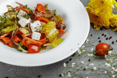 Taze sebzeli Yunan salatası, peynir ve siyah zeytin.