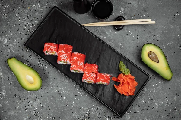 Sushi kaliforniai tekercs tonhallal kaviárban — Stock Fotó