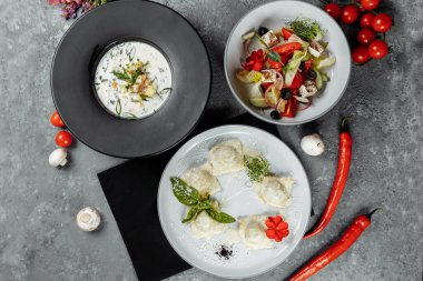 Lokantada besleyici sağlıklı bir öğle yemeği için üç çeşit menü, bir iş yemeğinde masaya konmuş üç çeşit yemek.