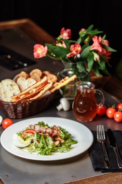 Sebzeli hafif salata, pastırmalı, kirazlı, mantarlı, domates yumurtalı. Lezzetli yaz yemeği.