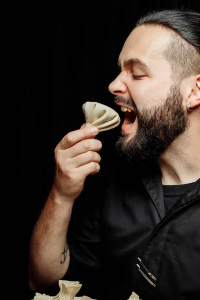 Barbudo Está Comiendo Khinkali Emocionalmente Plato Nacional Georgiano Khinkali Concepto — Foto de Stock