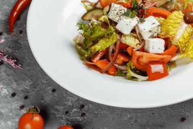 Taze sebzeli Yunan salatası, peynir ve siyah zeytin..