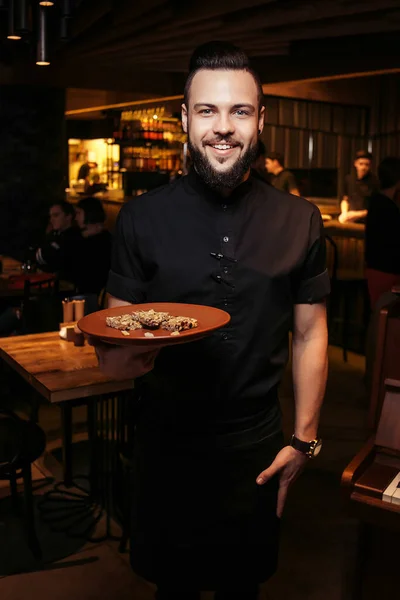 Alegre Camarero Barbudo Con Una Rebanada Pastel Restaurante Georgiano Hermoso — Foto de Stock