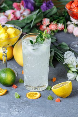 Yaz taze soğuk içecek içecekleri. Buzlu limonata, limon ve portakal. Açık havada da nane şekeri. Bardakta portakallı limonata.