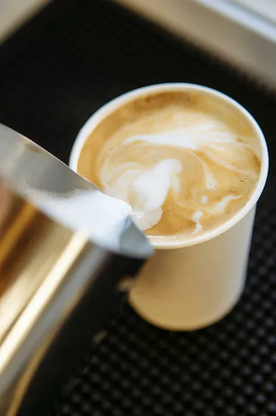 Barista Tira Leite Sobre Café Fazendo Arte Latte Para Cappuccino — Fotografia de Stock